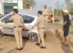 रिट्ज कार को कब्जे में लेते पुलिसकर्मी।