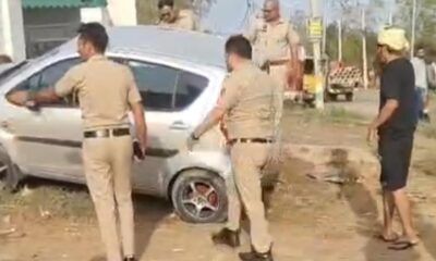 रिट्ज कार को कब्जे में लेते पुलिसकर्मी।
