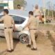 रिट्ज कार को कब्जे में लेते पुलिसकर्मी।