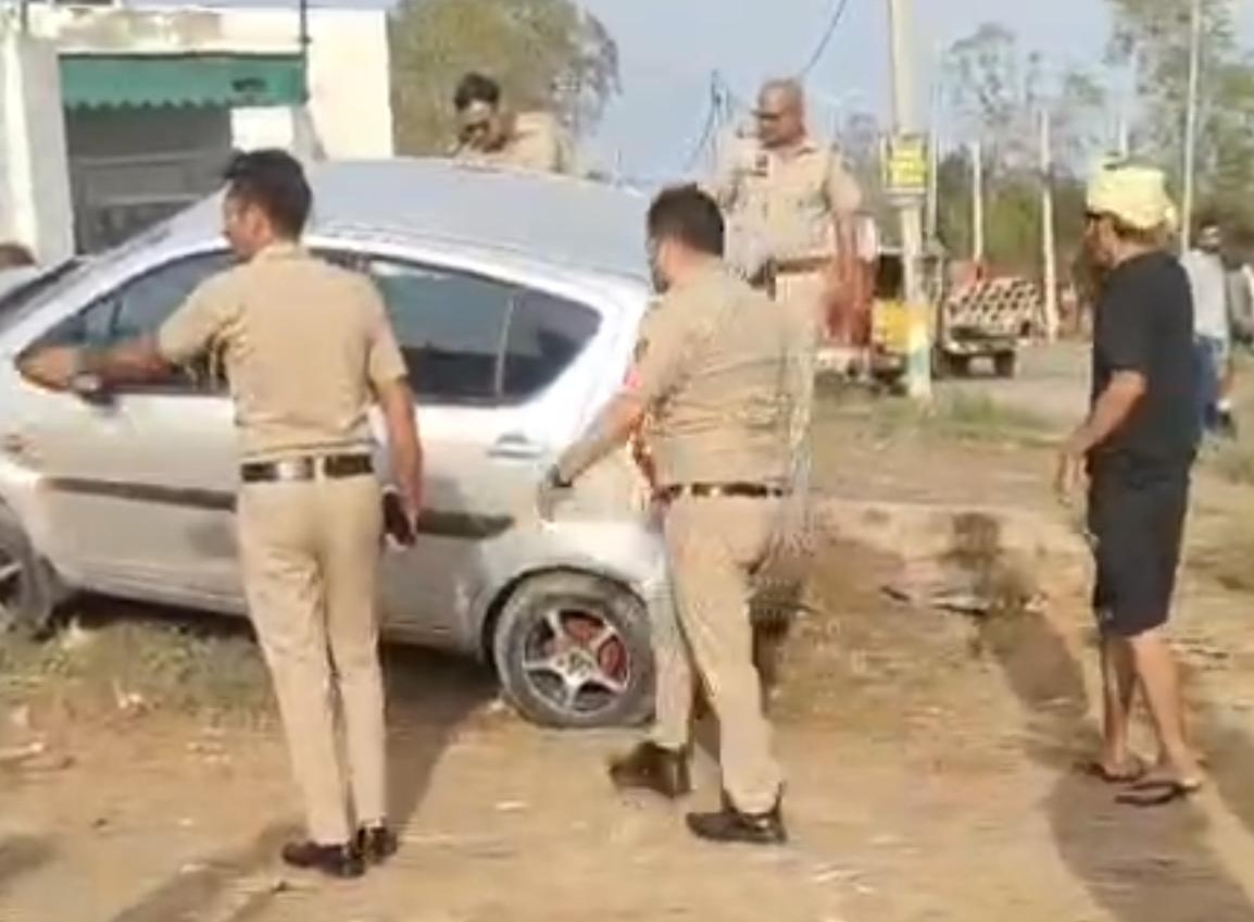 रिट्ज कार को कब्जे में लेते पुलिसकर्मी।