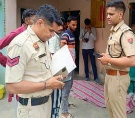 रोहतक की नेहरू कॉलोनी में महिला की हत्या के बाद जांच करती पुलिस और मौके पर जुटे लोग।