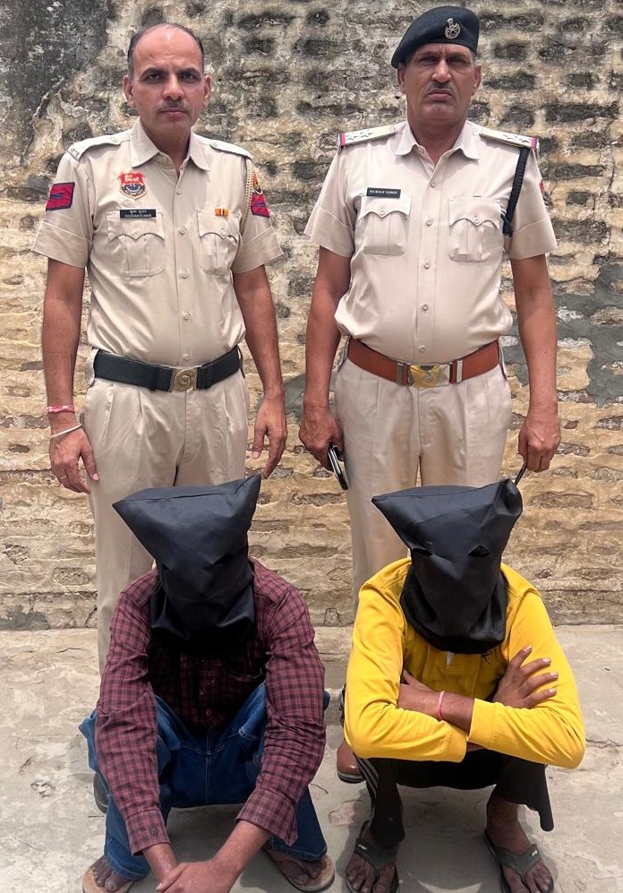 पुलिस की गिरफ्त में पकड़े गए दोनों आरोपी।