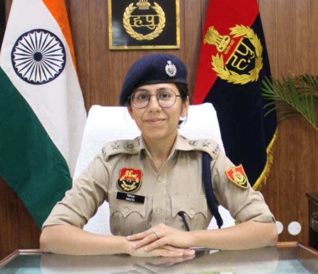पुलिस कप्तान नितिका खट्टर जानकारी देते हुए