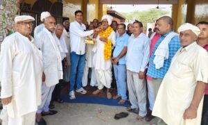 सर्वसम्मति से प्रधान चुने जाने के बाद चौधरी महिपाल सिंह का सम्मान।