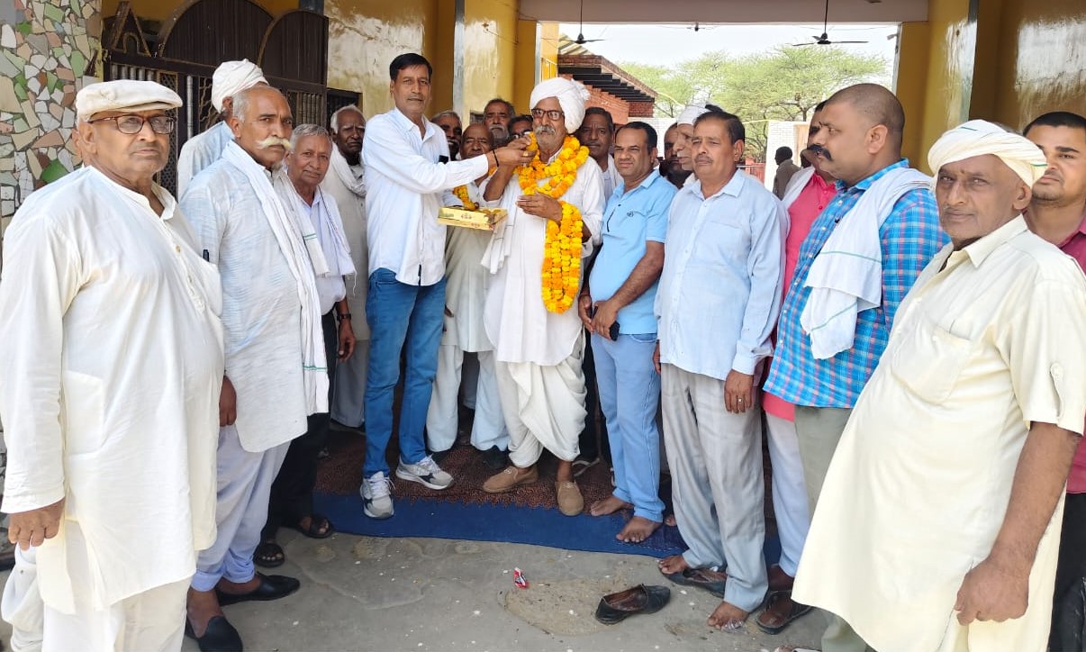सर्वसम्मति से प्रधान चुने जाने के बाद चौधरी महिपाल सिंह का सम्मान।