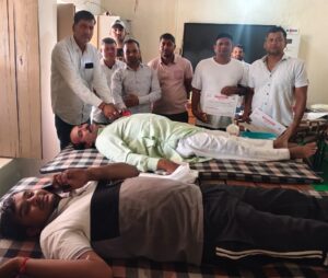 बिहाली के राजकीय विद्यालय में आयोजित रक्तदान शिविर में रक्तदान करते युवा और मौजूद चिकित्सा टीम।