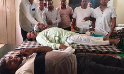 बिहाली के राजकीय विद्यालय में आयोजित रक्तदान शिविर में रक्तदान करते युवा और मौजूद चिकित्सा टीम।