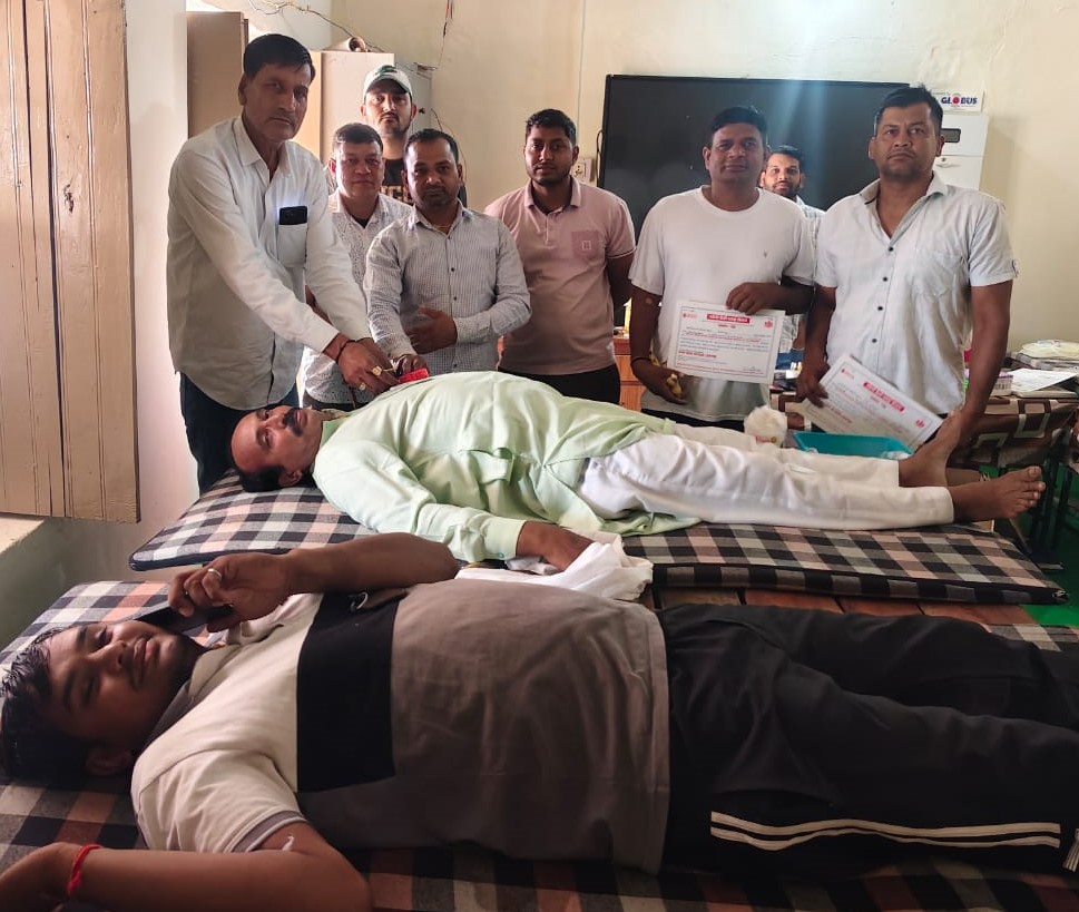 बिहाली के राजकीय विद्यालय में आयोजित रक्तदान शिविर में रक्तदान करते युवा और मौजूद चिकित्सा टीम।