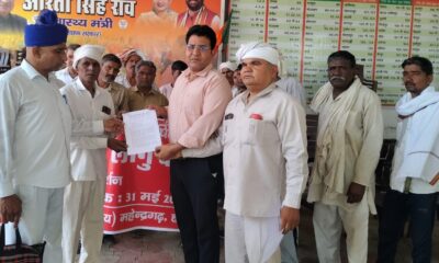 अटेली में प्रदर्शन के दौरान स्वास्थ्य मंत्री के नाम ज्ञापन सौंपते ग्रामीण सफाई कर्मचारी