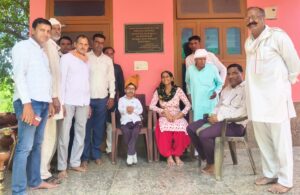छोटी काशी धाम कमानिया में नव चयनित आईएएस नीतीश कुमार यादव का सम्मान करते मंदिर कमेटी के सदस्य।