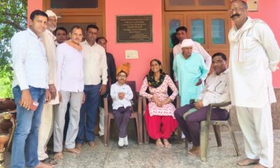 छोटी काशी धाम कमानिया में नव चयनित आईएएस नीतीश कुमार यादव का सम्मान करते मंदिर कमेटी के सदस्य।