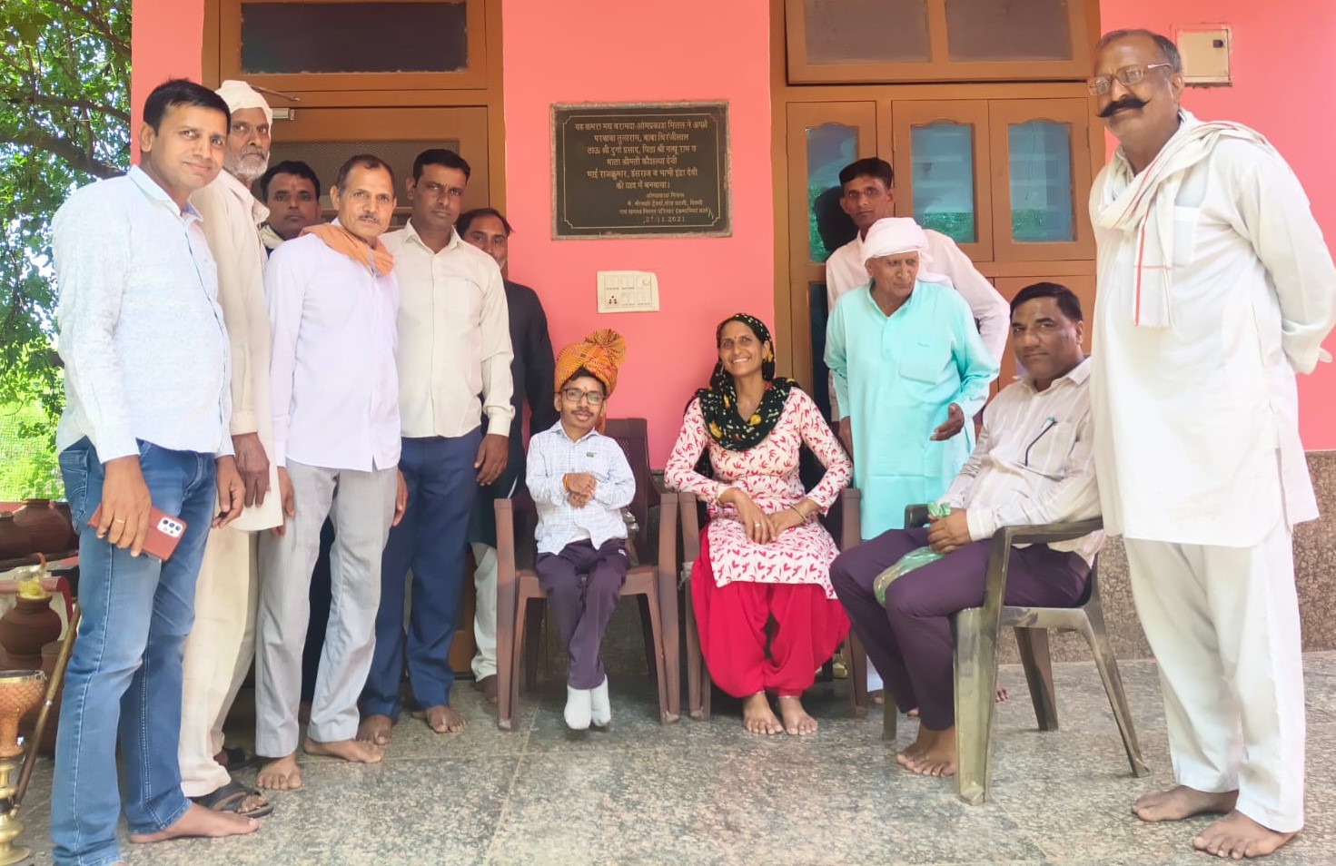 छोटी काशी धाम कमानिया में नव चयनित आईएएस नीतीश कुमार यादव का सम्मान करते मंदिर कमेटी के सदस्य।