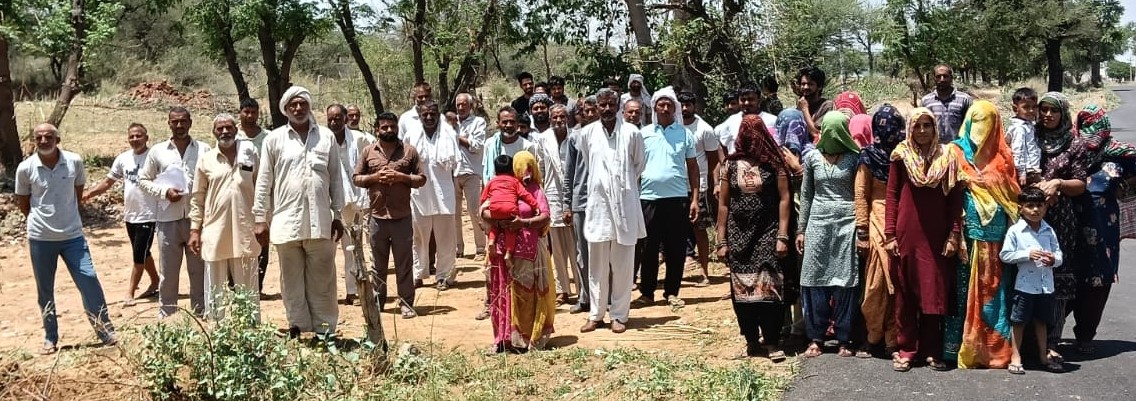 भूमि विवाद मामले में न्याय की मांग को लेकर एकजुट हुए किसान, प्रदर्शन के दौरान नारेबाजी करते हुए।