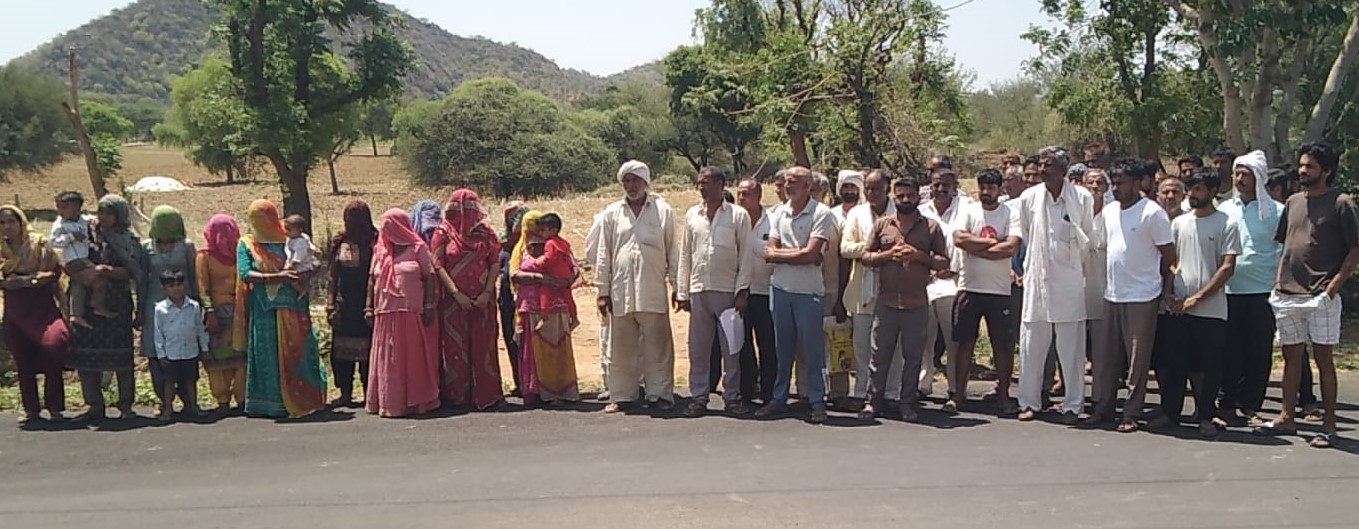 मंडियाली गांव में भूमि विवाद को लेकर लोक निर्माण विभाग के खिलाफ प्रदर्शन करते किसान और ग्रामीण।