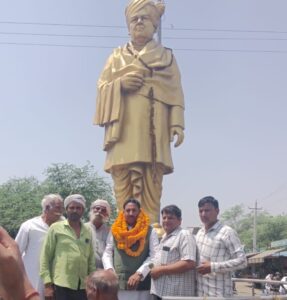निजामपुर में पूर्व विधायक जोगिंदर अवाना ने किया शहीद मदन गुर्जर प्रतिमा का अनावरण