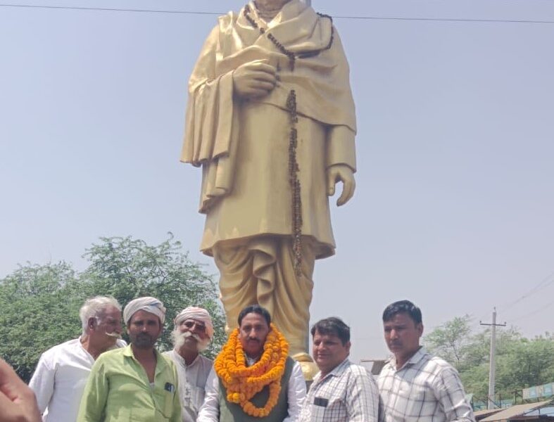 निजामपुर में पूर्व विधायक जोगिंदर अवाना ने किया शहीद मदन गुर्जर प्रतिमा का अनावरण