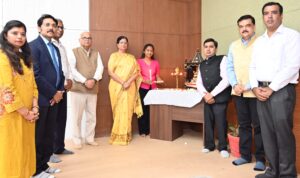 दीप प्रज्ज्वलन करते हुए अतिथिगण एवं शिक्षक