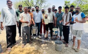 छिलरो गांव के बस स्टैंड पर राहगीरों को शरबत पिलाते युवा और पौधारोपण का संकल्प लेते ग्रामीण।