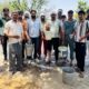 छिलरो गांव के बस स्टैंड पर राहगीरों को शरबत पिलाते युवा और पौधारोपण का संकल्प लेते ग्रामीण।