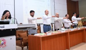 हकेंवि में आयोजित कार्यक्रम के दौरान पर्यावरण बचाने का संकल्प लेते अधिकारी