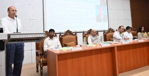 जलवायु परिवर्तन सम्मेलन में अपने विचार रखते विशिष्ट अतिथि, मंच पर उपस्थित अधिकारी