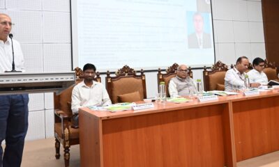 जलवायु परिवर्तन सम्मेलन में अपने विचार रखते विशिष्ट अतिथि, मंच पर उपस्थित अधिकारी
