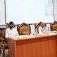 जलवायु परिवर्तन सम्मेलन में अपने विचार रखते विशिष्ट अतिथि, मंच पर उपस्थित अधिकारी