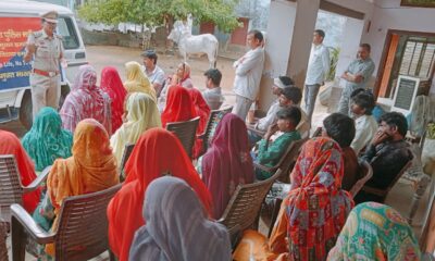 थाना निजामपुर में आयोजित बैठक में सरपंचों एवं गणमान्य व्यक्तियों को संबोधित करते पुलिस अधिकारी।