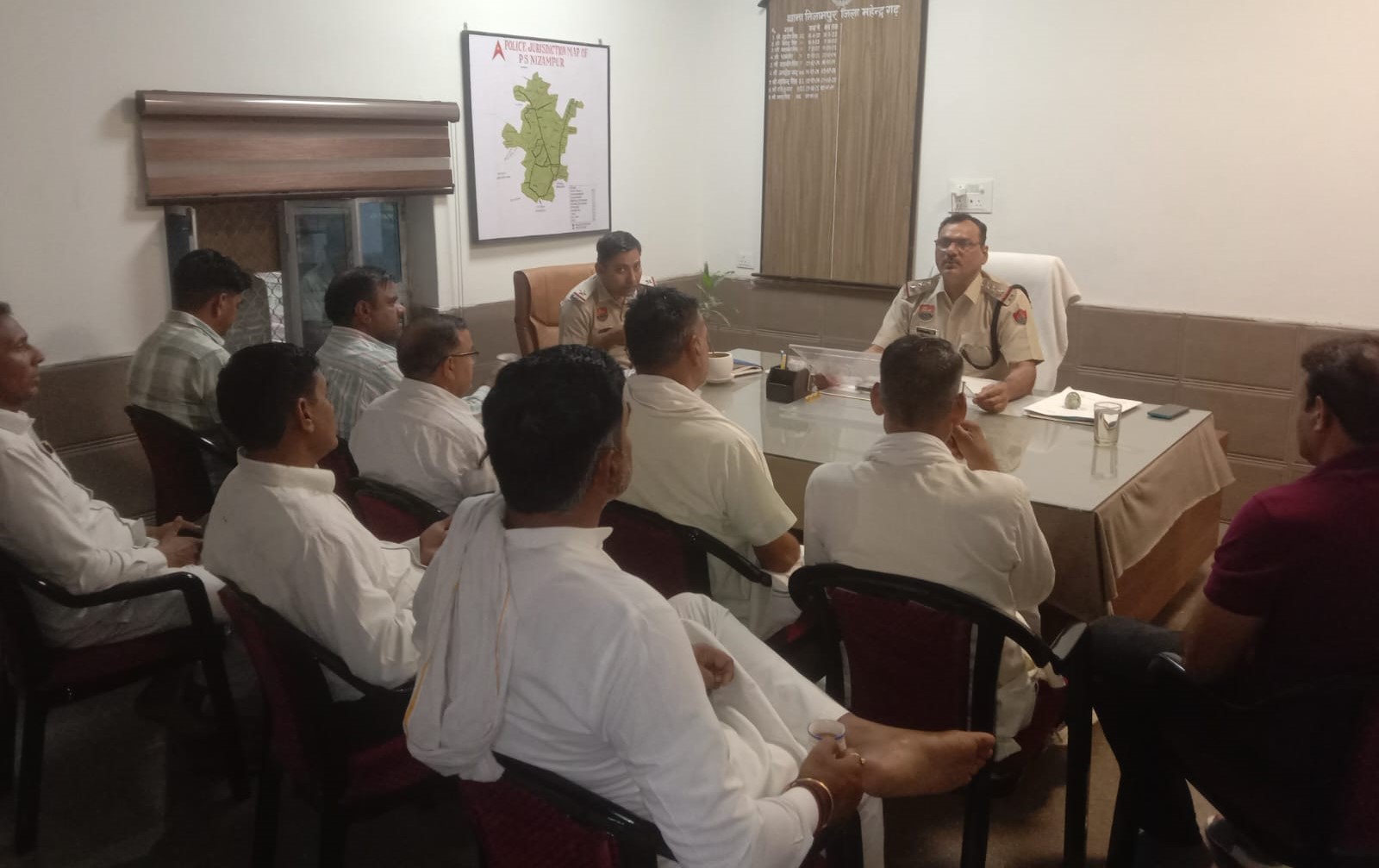 थाना निजामपुर में सरपंचों, मौजीज व्यक्तियों के साथ बैठक करते थाना प्रभारी।