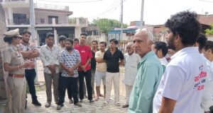 मोहल्ला मिश्रवाड़ा में नशामुक्त हरियाणा अभियान के तहत लोगों को जागरूक करती पुलिस टीम।