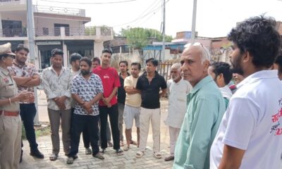 मोहल्ला मिश्रवाड़ा में नशामुक्त हरियाणा अभियान के तहत लोगों को जागरूक करती पुलिस टीम।