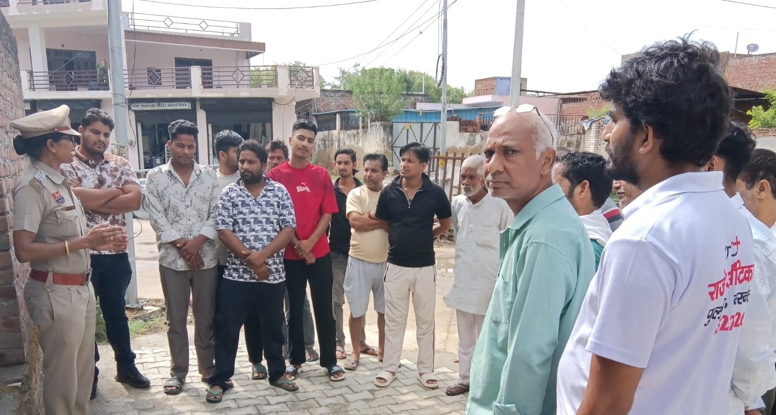 मोहल्ला मिश्रवाड़ा में नशामुक्त हरियाणा अभियान के तहत लोगों को जागरूक करती पुलिस टीम।