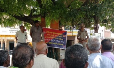 अटेली में नशामुक्त हरियाणा जागरूकता कार्यक्रम के दौरान ग्रामीणों को संबोधित करती पुलिस टीम।