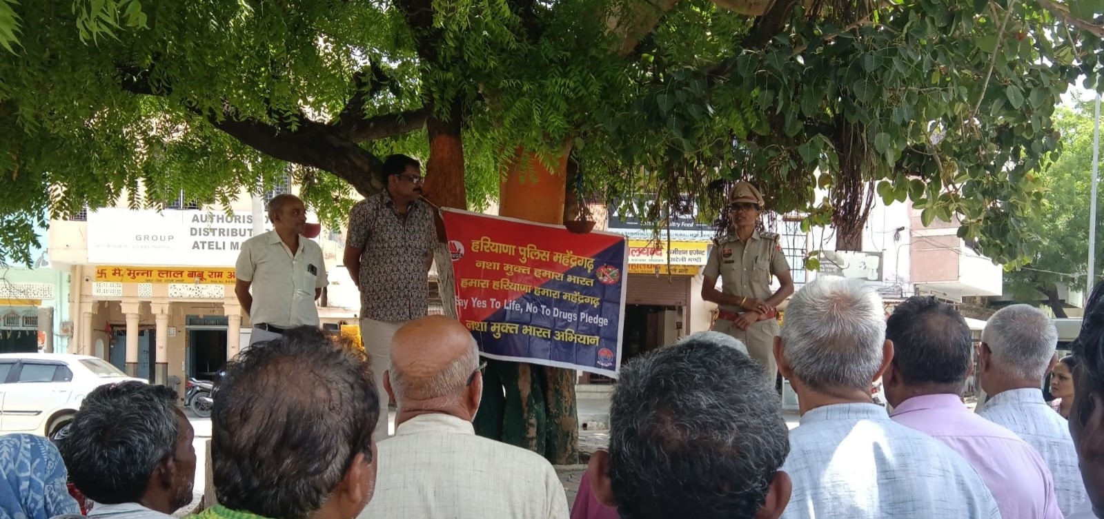 अटेली में नशामुक्त हरियाणा जागरूकता कार्यक्रम के दौरान ग्रामीणों को संबोधित करती पुलिस टीम।