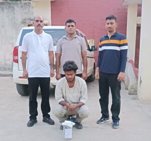 अवैध देशी पिस्टल सहित गिरफ्तार आरोपी तिलकराज पुलिस हिरासत में।
