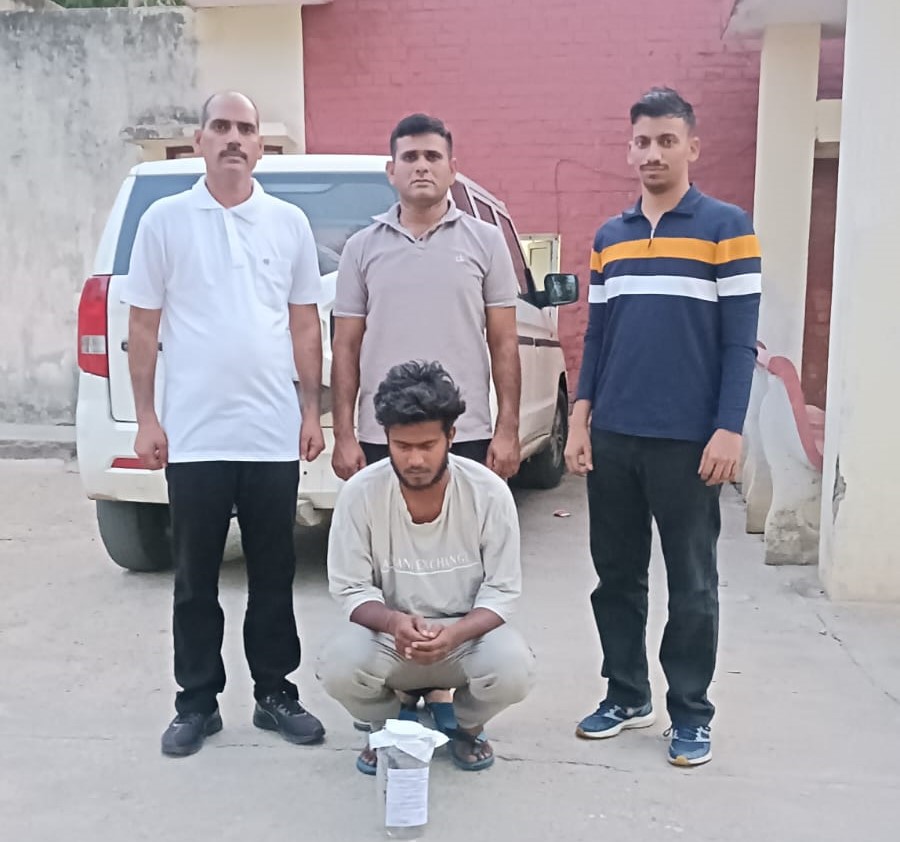 अवैध देशी पिस्टल सहित गिरफ्तार आरोपी तिलकराज पुलिस हिरासत में।
