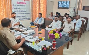 नांगल चौधरी थाने में सरपंचों और गणमान्य व्यक्तियों के साथ बैठक करते थाना प्रभारी एसआई पवन।