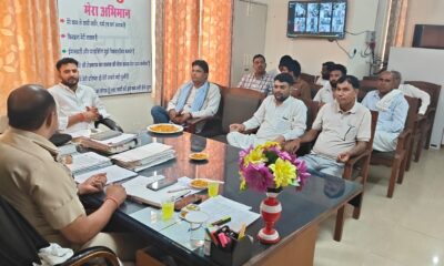नांगल चौधरी थाने में सरपंचों और गणमान्य व्यक्तियों के साथ बैठक करते थाना प्रभारी एसआई पवन।