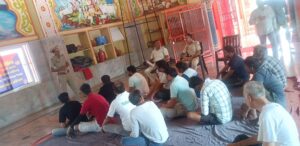 गांव पटीकरा में नशामुक्त हरियाणा जागरूकता पखवाड़ा के तहत ग्रामीणों को जागरूक करती पुलिस टीम।