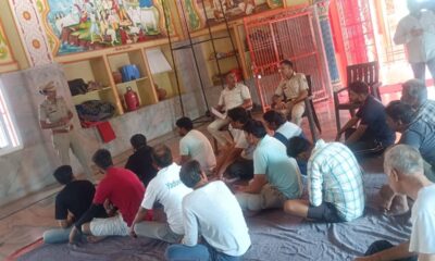गांव पटीकरा में नशामुक्त हरियाणा जागरूकता पखवाड़ा के तहत ग्रामीणों को जागरूक करती पुलिस टीम।