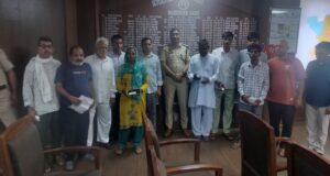 महेंद्रगढ़ पुलिस द्वारा बरामद मोबाइल फोन उनके मालिकों को सौंपते हुए