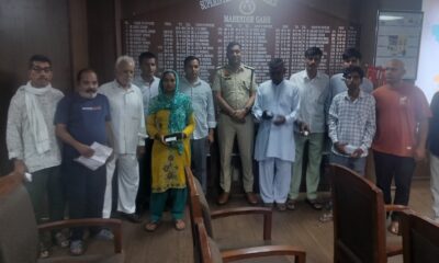 महेंद्रगढ़ पुलिस द्वारा बरामद मोबाइल फोन उनके मालिकों को सौंपते हुए