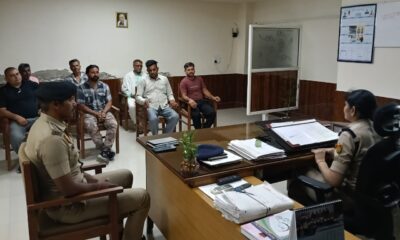 नारनौल में ऑटो यूनियन पदाधिकारियों एवं चालकों के साथ बैठक करते पुलिस अधिकारी।