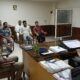 नारनौल में ऑटो यूनियन पदाधिकारियों एवं चालकों के साथ बैठक करते पुलिस अधिकारी।