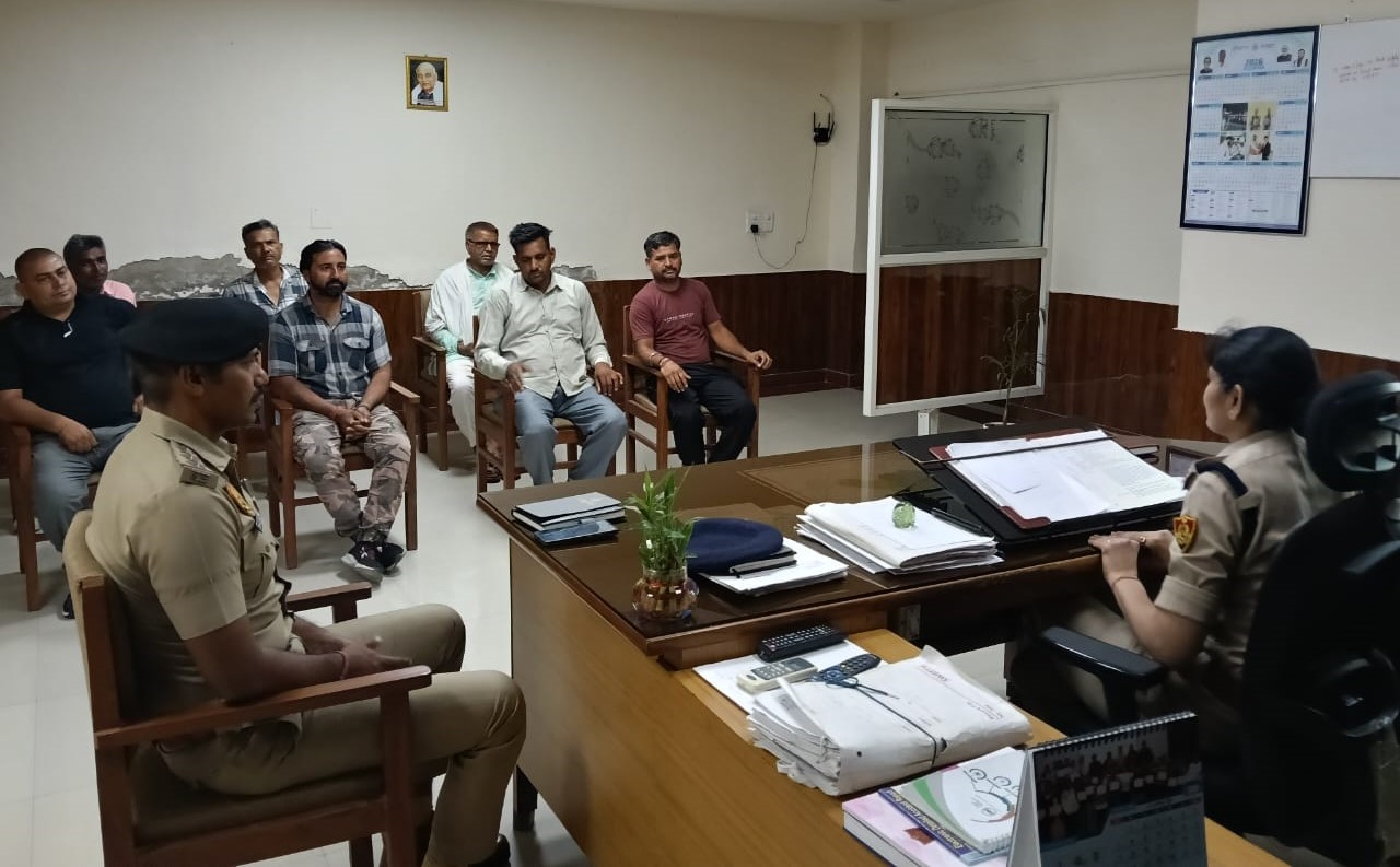 नारनौल में ऑटो यूनियन पदाधिकारियों एवं चालकों के साथ बैठक करते पुलिस अधिकारी।
