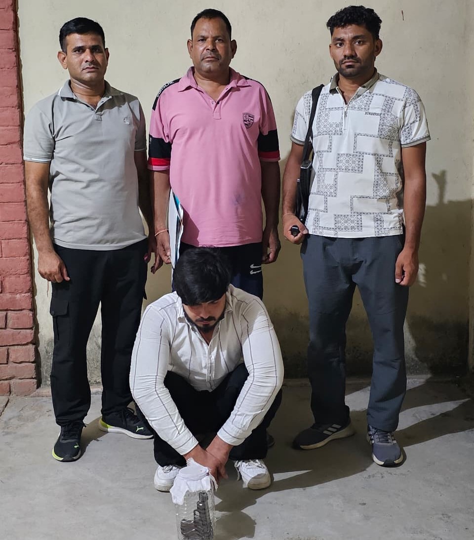 नारनौल पुलिस द्वारा अवैध देशी पिस्टल सहित गिरफ्तार आरोपी।