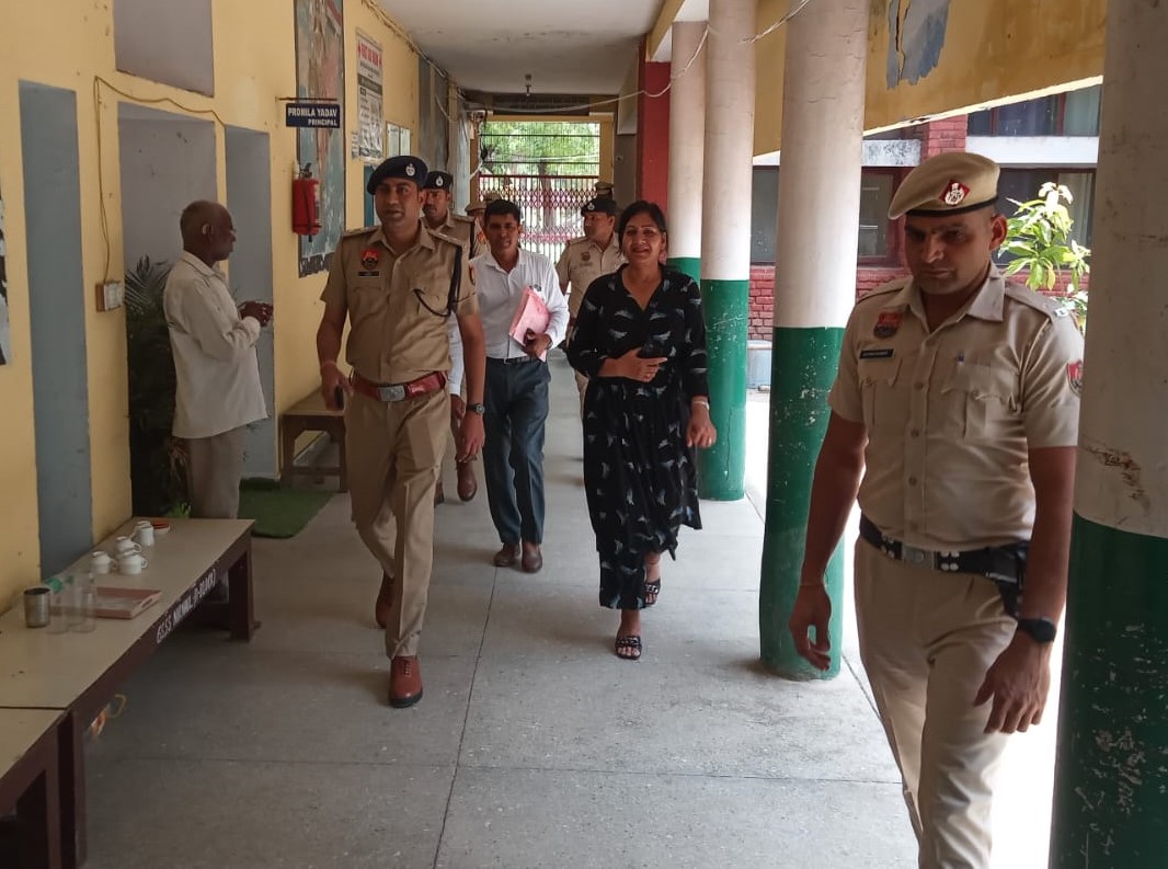 नीट परीक्षा केंद्र का निरीक्षण करते पुलिस अधीक्षक दीपक और पुलिस अधिकारी।