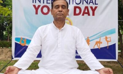 अंतरराष्ट्रीय योग दिवस पर रेवाड़ी में पुलिस कर्मियों के साथ योगाभ्यास करते आईजीपी ओमप्रकाश नरवाल।