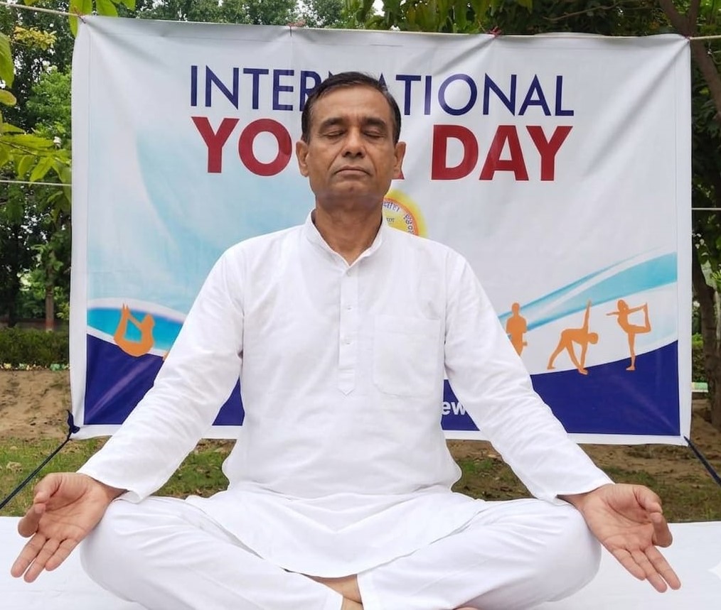 अंतरराष्ट्रीय योग दिवस पर रेवाड़ी में पुलिस कर्मियों के साथ योगाभ्यास करते आईजीपी ओमप्रकाश नरवाल।