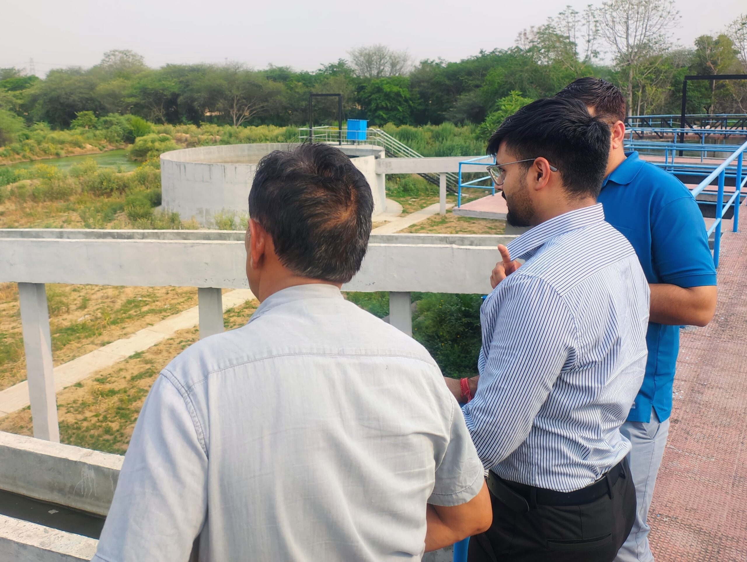 महेंद्रगढ़ के सीवरेज ट्रीटमेंट प्लांट का निरीक्षण करते एसडीएम योगेश सैनी और विभागीय अधिकारी।